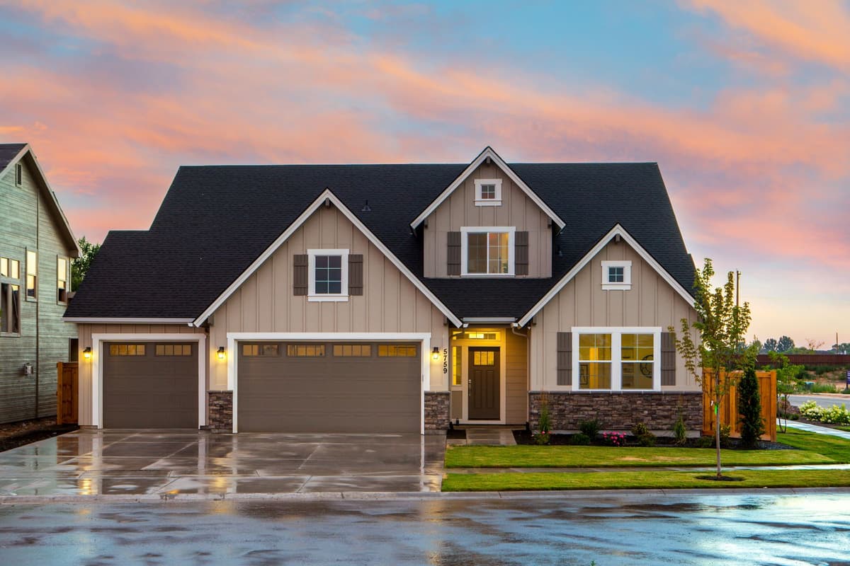 A custom Magic Valley home at dusk